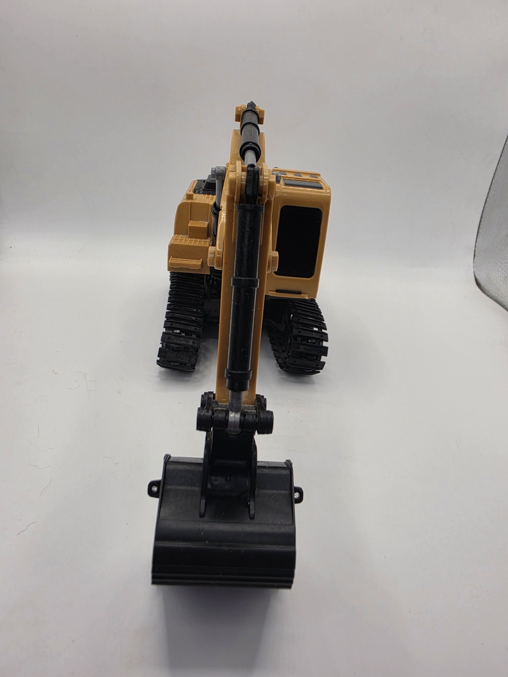 Power Professional RC Excavator With Movable Arm And Bucket Rubber Track Tires - Picture 5 of 9